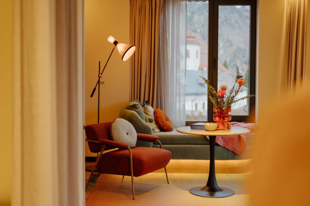 , Living Room mit Sitzfenster, Design-Desk und Ausblick aufs historische Kloster